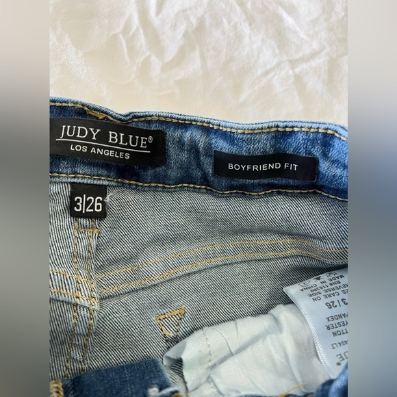 Judy Blue | Boyfriend Fit Jeans | Size  3/26 | Distressed Medium Wash - Picture 4 of 9
